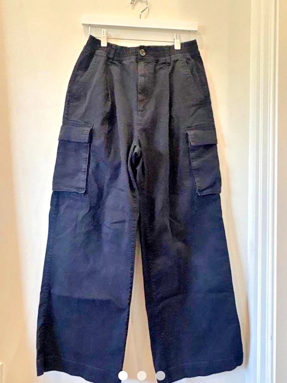 Old Navy Mid-Rise Wide-Leg Cargo Pants in Black Medium